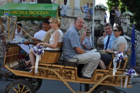 KNOBLEHARJEVO 2012 - Otvoritev ceste in pločnika do osnovne šole Frana Metelka 39